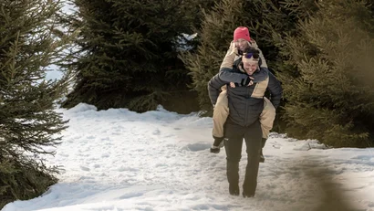 Paar macht eine Schneewanderung im Winterwald mit Schnee und Tannenbäumen