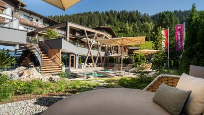 ommerurlaub im Hotel Gassner mit Naturpool, Sonnenterrasse und Panoramablick.