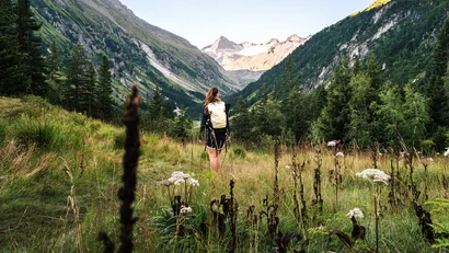 Junge Frau blickt beim Wandern im Nationalpark Hohe Tauern auf das Venedigermassiv
