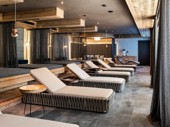 Moderne Spa-Lounge mit Liegestühlen und Holzelementen