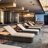 Moderne Spa-Lounge mit Liegestühlen und Holzelementen