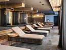 Moderne Spa-Lounge mit Liegestühlen und Holzelementen